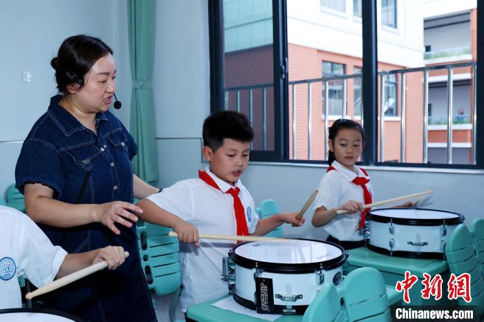 学生在学习乐器。　彭俊 摄