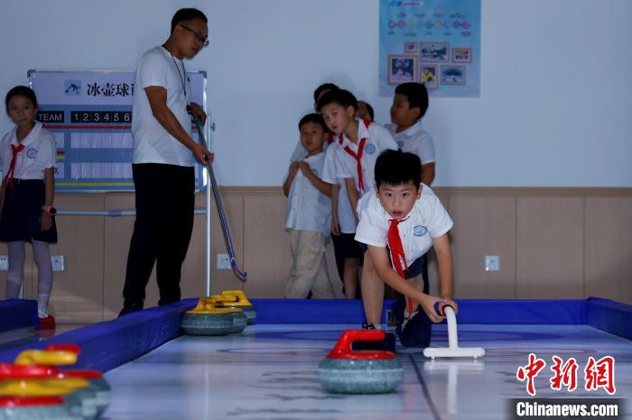 学生在练习冰壶。　彭俊 摄