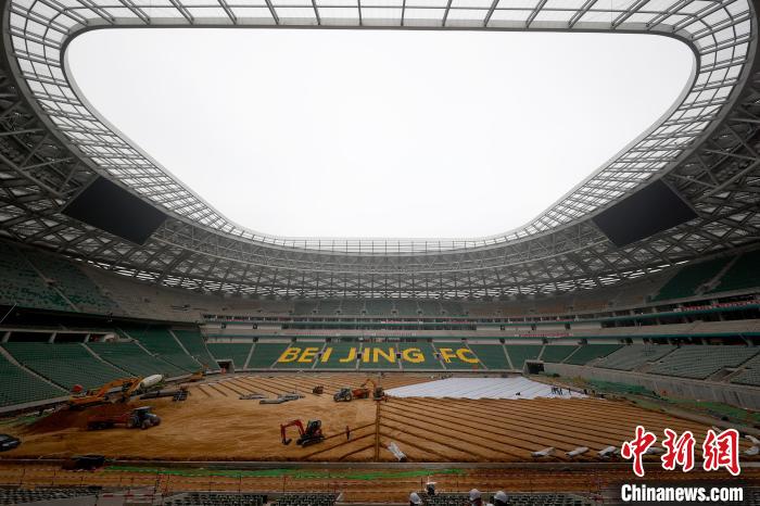 8日，北京工人体育场改造复建项目现场，球场看台上拼出的“BEIJING FC”字样。　中新社记者 富田 摄