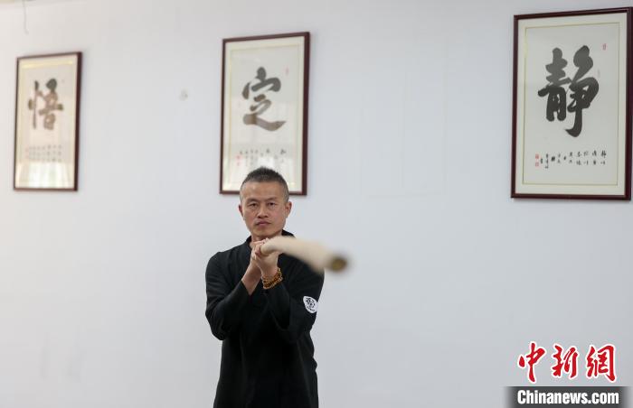 陈文挺展示武术棍法 张畅 摄